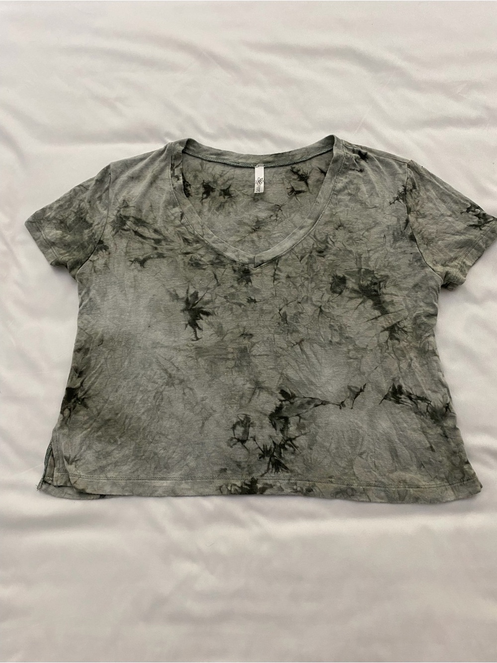 Cropped Grey and Black Tie Dye V-neck T-Shirt by Daisies Size Small
